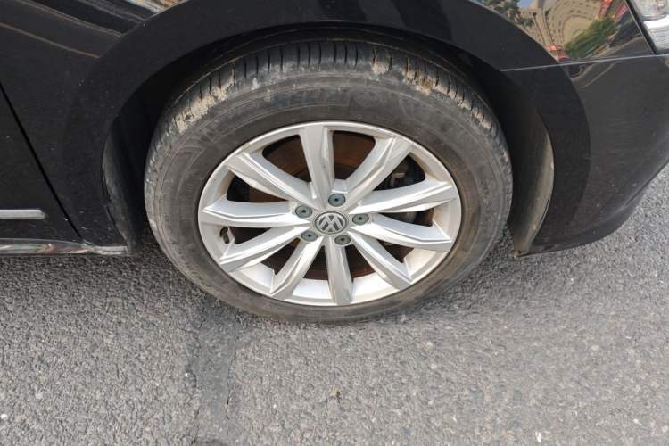 Used Volkswagen Passat 2017 280TSI DSG Luxury Edition Right Front Wheel Hub