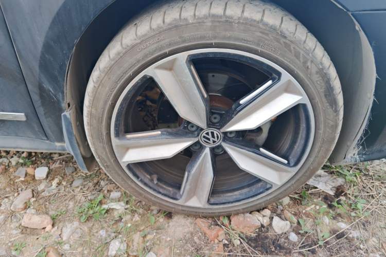 Used Volkswagen Passat 2017 330TSI DSG Luxury Edition Right Front Wheel Hub