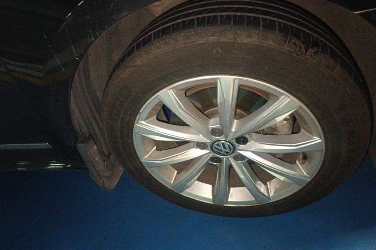 Used Volkswagen Passat 2017 330TSI DSG Luxury Edition Right Front Wheel Hub