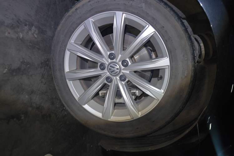 Used Volkswagen Passat 2017 330TSI DSG Luxury Edition Right Front Wheel Hub