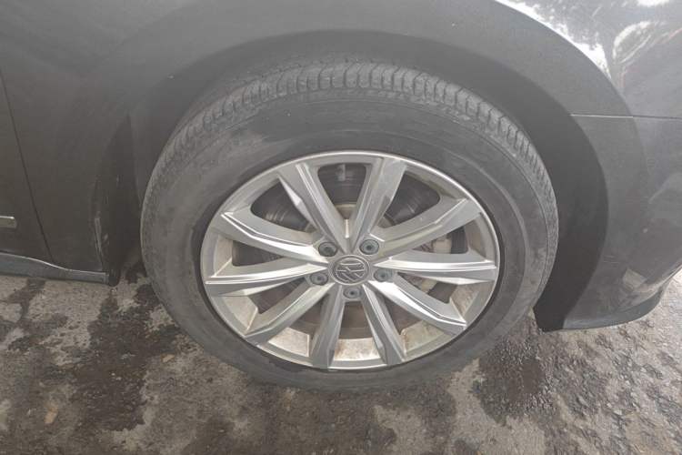 Used Volkswagen Passat 2017 280TSI DSG Luxury Edition Right Front Wheel Hub