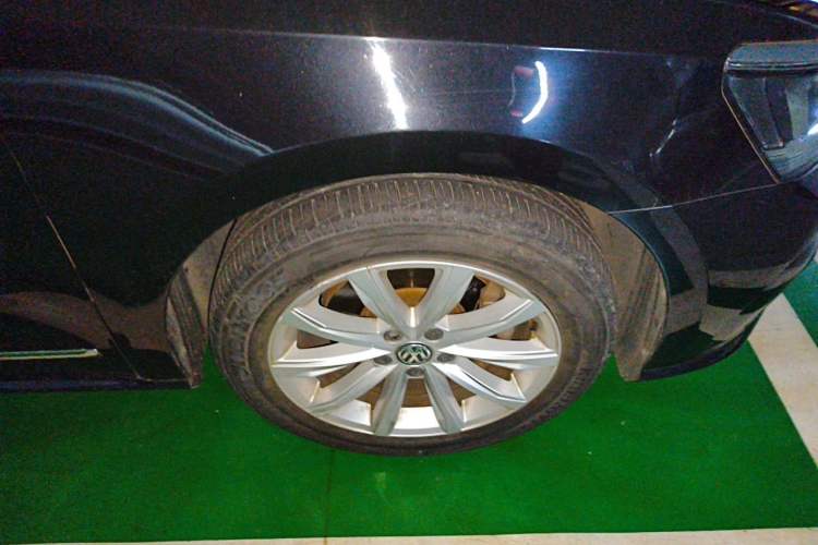 Used Volkswagen Passat 2017 330TSI DSG Luxury Edition Right Front Wheel Hub