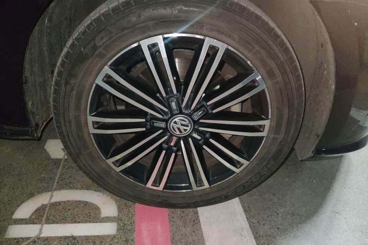 Used Volkswagen Passat 2017 330TSI DSG Prestige Edition Right Front Wheel Hub