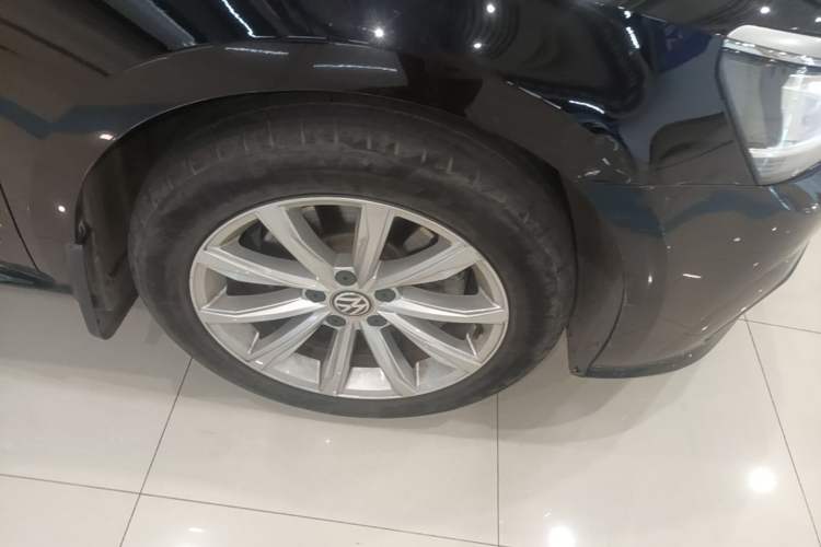 Used Volkswagen Passat 2017 280TSI DSG Luxury Edition Right Front Wheel Hub