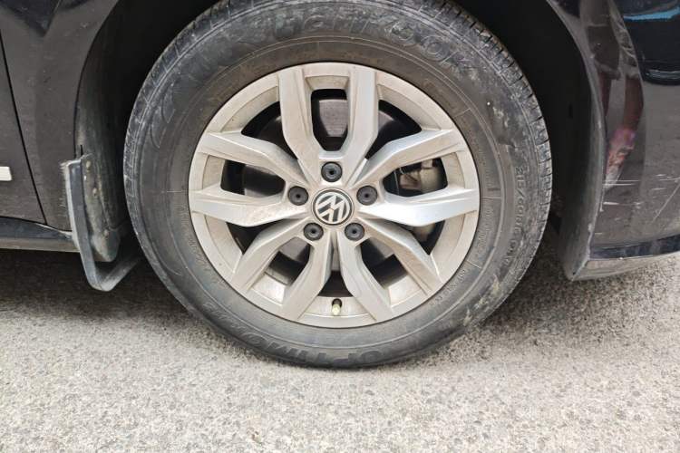 Used Volkswagen Passat  Right Front Wheel Hub