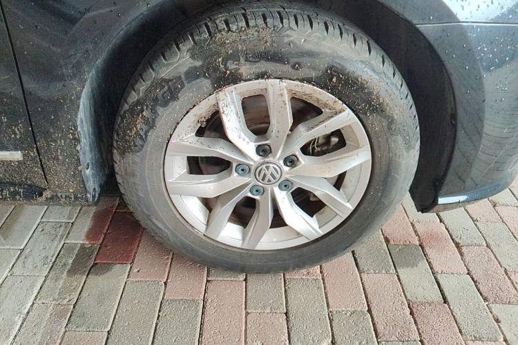 Used Volkswagen Passat  Right Front Wheel Hub