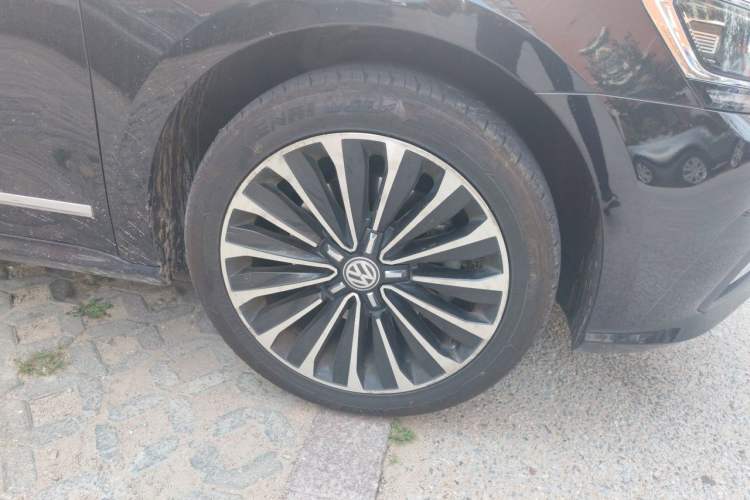 Used Volkswagen Passat 2017 330TSI DSG Luxury Edition Right Front Wheel Hub