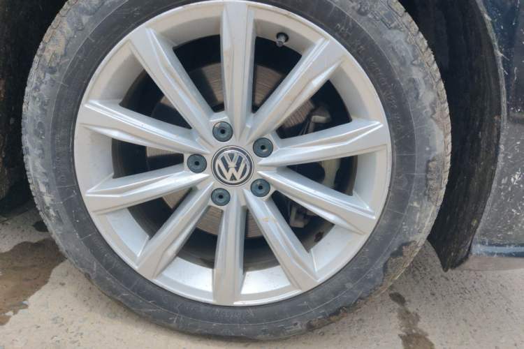 Used Volkswagen Passat 2017 330TSI DSG Luxury Edition Right Front Wheel Hub