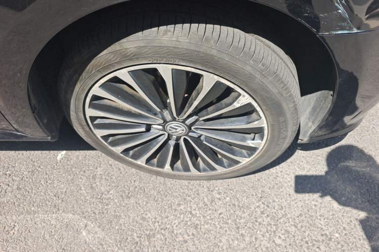 Used Volkswagen Passat 2017 330TSI DSG Prestige Edition Right Front Wheel Hub
