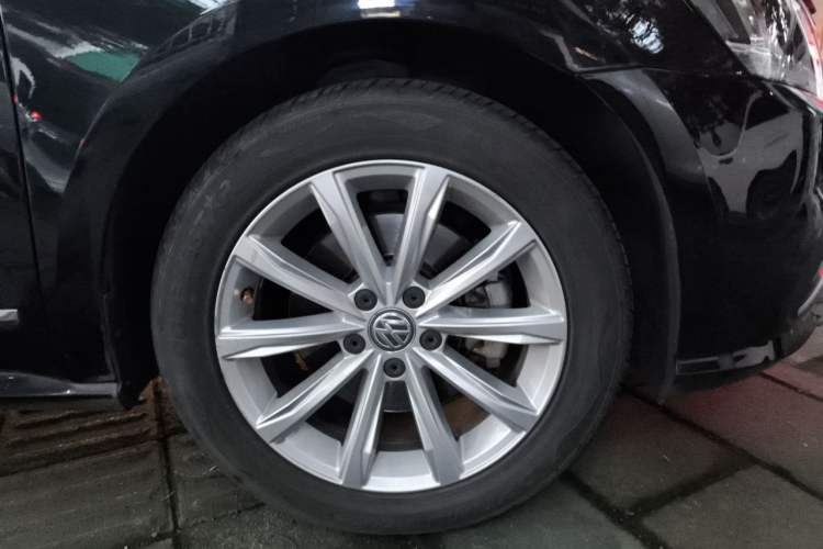 Used Volkswagen Passat 2017 330TSI DSG Luxury Edition Right Front Wheel Hub