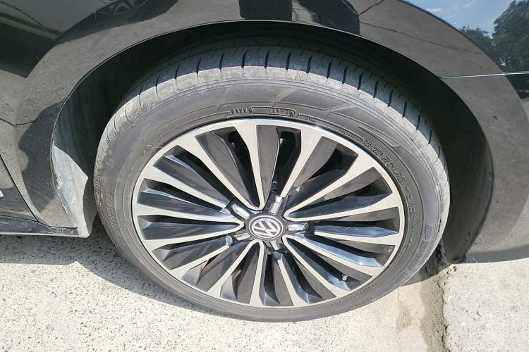 Used Volkswagen Passat 2017 330TSI DSG Prestige Edition Right Front Wheel Hub