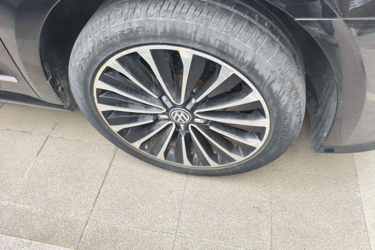 Used Volkswagen Passat 2017 330TSI DSG Luxury Edition Right Front Wheel Hub