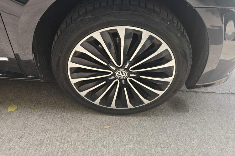 Used Volkswagen Passat 2017 330TSI DSG Prestige Edition Right Front Wheel Hub