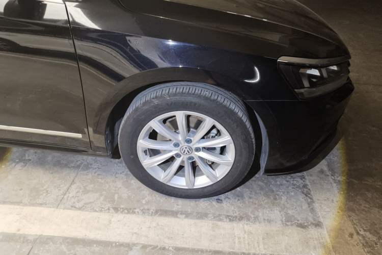 Used Volkswagen Passat 2017 330TSI DSG Luxury Edition Right Front Wheel Hub