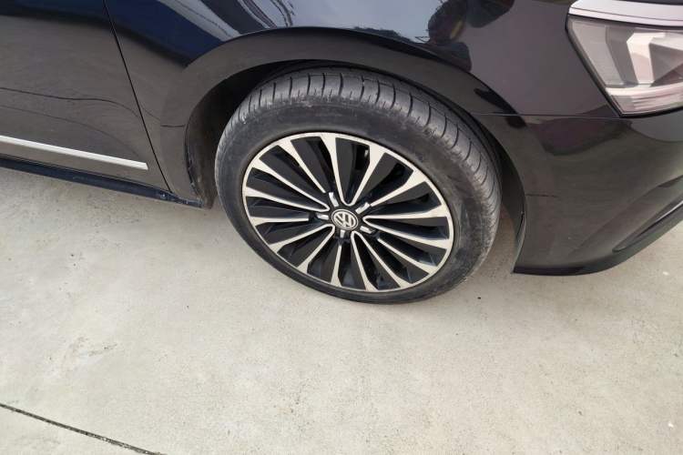 Used Volkswagen Passat 2017 330TSI DSG Prestige Edition Right Front Wheel Hub