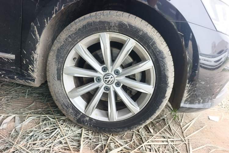 Used Volkswagen Passat 2017 330TSI DSG Luxury Edition Right Front Wheel Hub