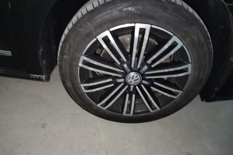 Used Volkswagen Passat 2017 330TSI DSG Prestige Edition Right Front Wheel Hub