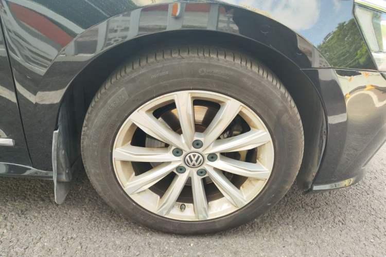 Used Volkswagen Passat 2017 330TSI DSG Luxury Edition Right Front Wheel Hub