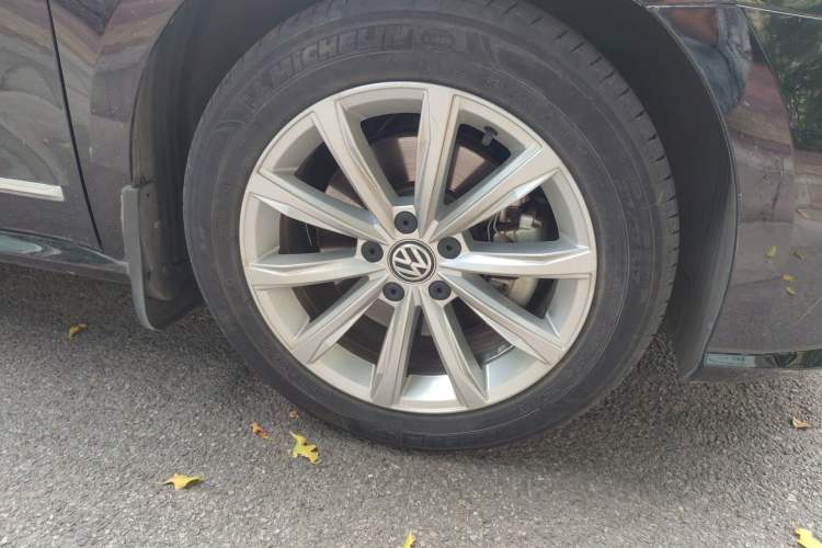 Used Volkswagen Passat 2017 330TSI DSG Luxury Edition Right Front Wheel Hub