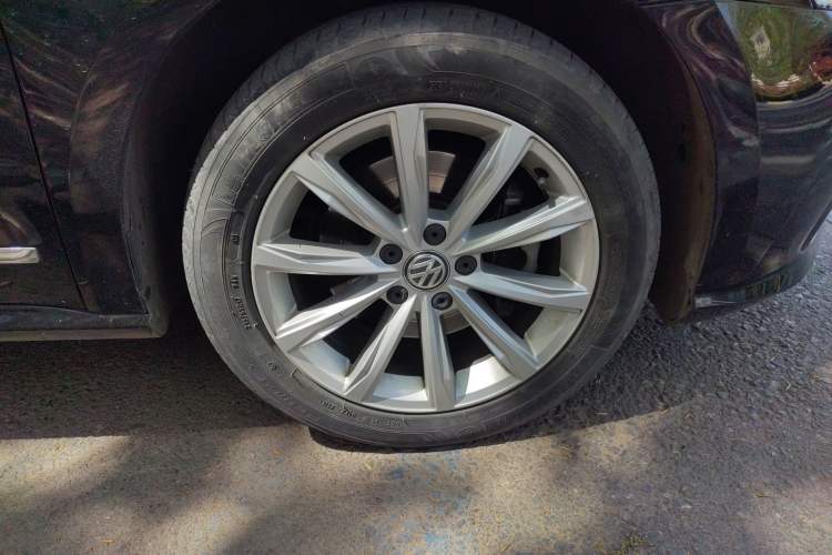 Used Volkswagen Passat 2017 330TSI DSG Luxury Edition Right Front Wheel Hub