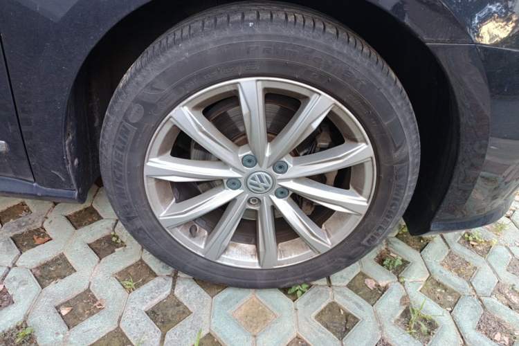 Used Volkswagen Passat 2017 330TSI DSG Luxury Edition Right Front Wheel Hub