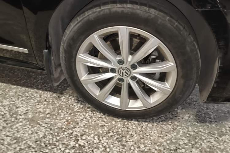 Used Volkswagen Passat 2017 280TSI DSG Luxury Edition Right Front Wheel Hub