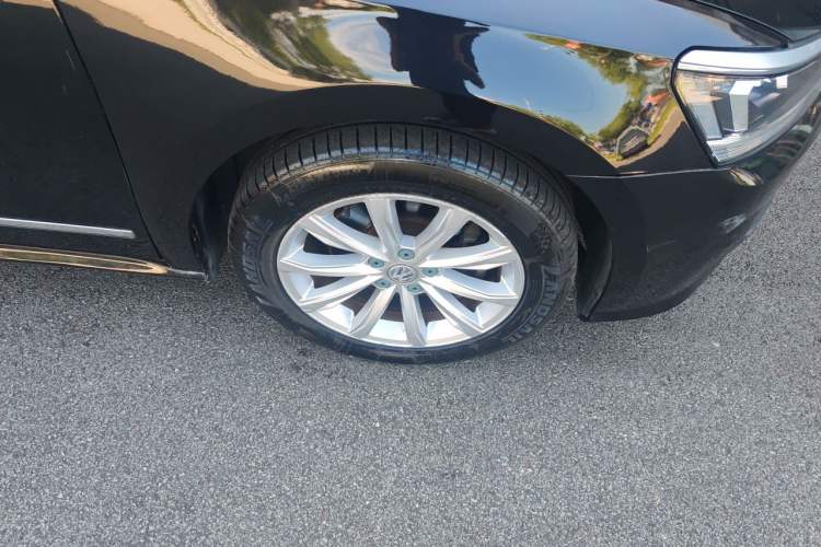 Used Volkswagen Passat 2017 330TSI DSG Luxury Edition Right Front Wheel Hub