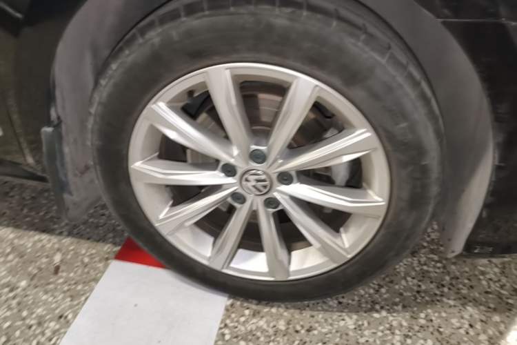 Used Volkswagen Passat 2017 280TSI DSG Luxury Edition Right Front Wheel Hub