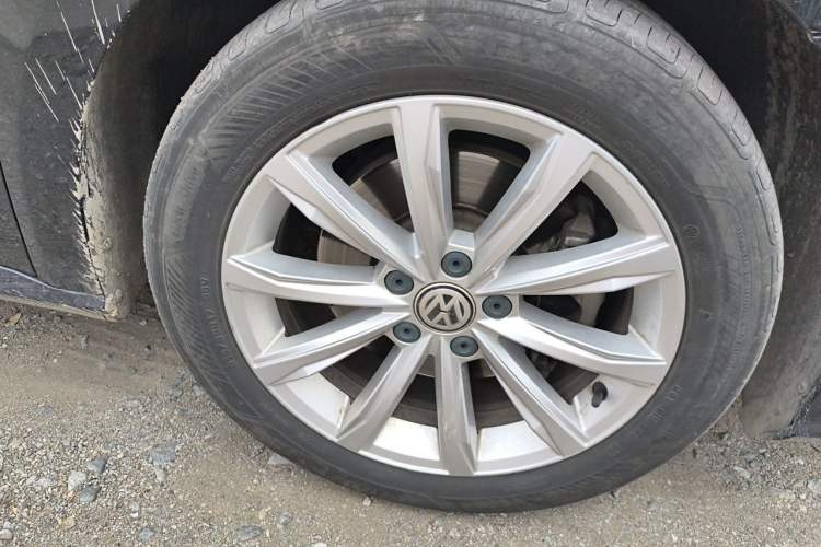 Used Volkswagen Passat 2017 330TSI DSG Luxury Edition Right Front Wheel Hub