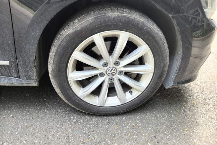 Used Volkswagen Passat 2017 280TSI DSG Luxury Edition Right Front Wheel Hub