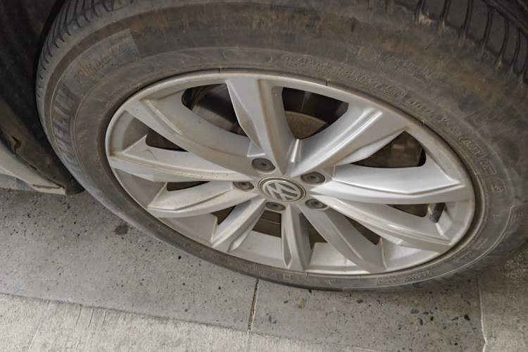 Used Volkswagen Passat 2017 330TSI DSG Luxury Edition Right Front Wheel Hub