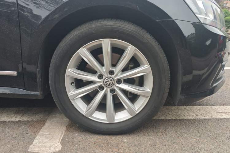 Used Volkswagen Passat 2017 330TSI DSG Luxury Edition Right Front Wheel Hub