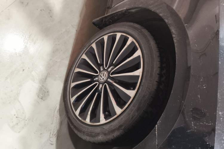 Used Volkswagen Passat 2017 330TSI DSG Prestige Edition Right Front Wheel Hub