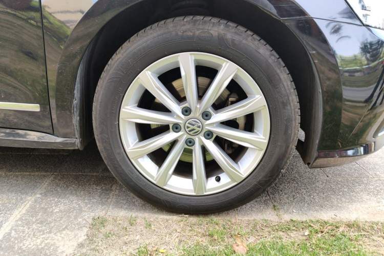 Used Volkswagen Passat 2017 280TSI DSG Luxury Edition Right Front Wheel Hub