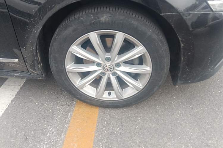Used Volkswagen Passat 2017 330TSI DSG Luxury Edition Right Front Wheel Hub