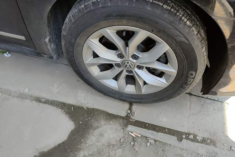 Used Volkswagen Passat  Right Front Wheel Hub