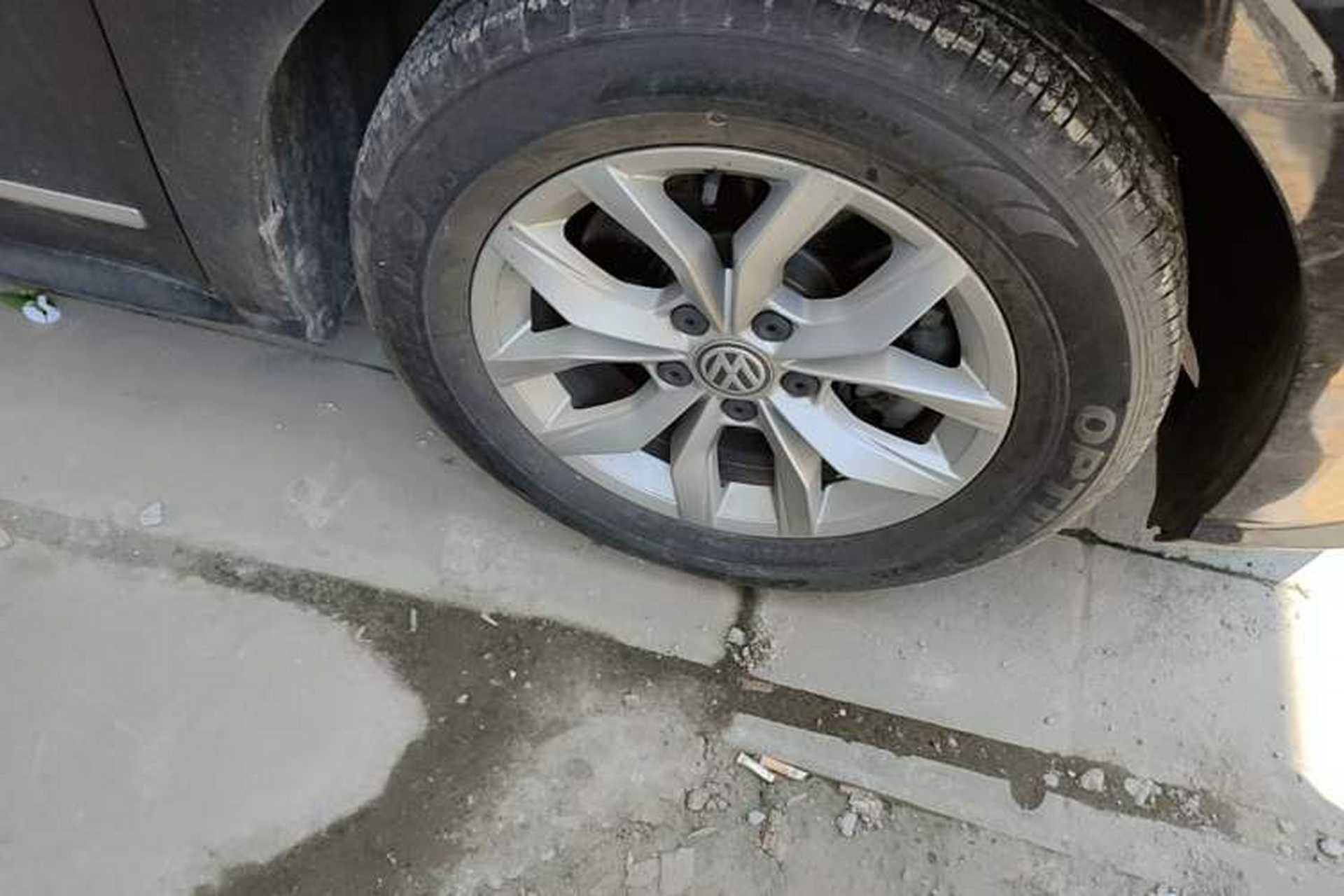 Used Volkswagen Passat  Right Front Wheel Hub