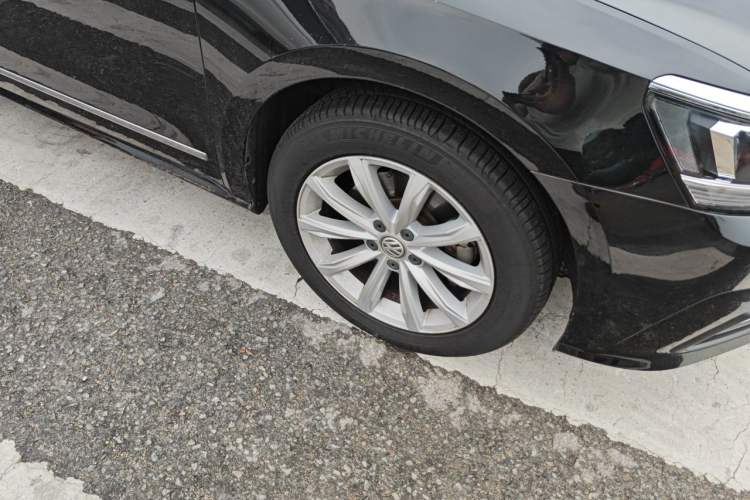 Used Volkswagen Passat 2017 330TSI DSG Luxury Edition Right Front Wheel Hub