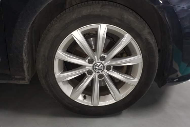 Used Volkswagen Passat 2017 330TSI DSG Luxury Edition Right Front Wheel Hub