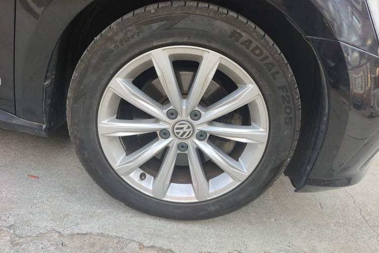 Used Volkswagen Passat 2017 330TSI DSG Luxury Edition Right Front Wheel Hub
