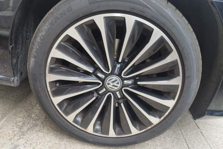 Used Volkswagen Passat 2017 330TSI DSG Prestige Edition Right Front Wheel Hub