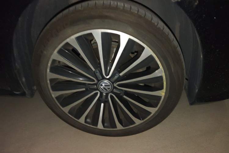 Used Volkswagen Passat 2017 330TSI DSG Prestige Edition Right Front Wheel Hub