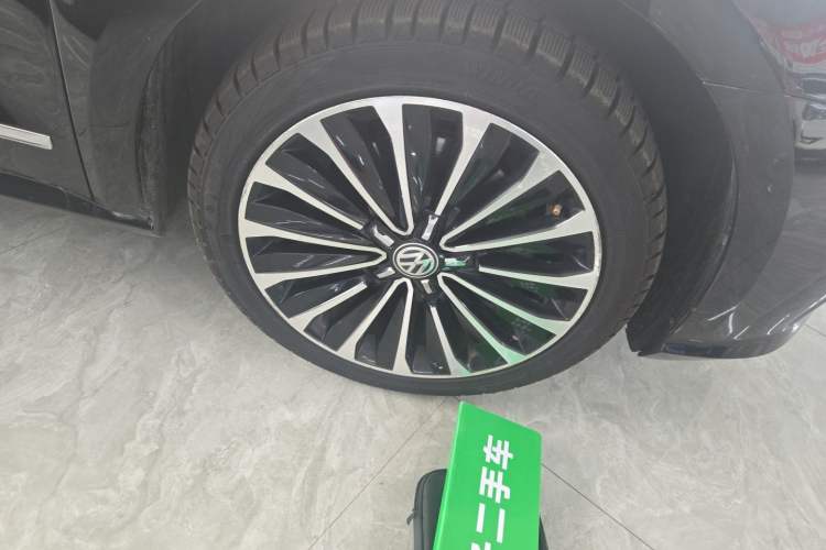 Used Volkswagen Passat 2017 330TSI DSG Prestige Edition Right Front Wheel Hub