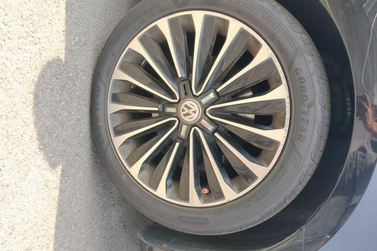 Used Volkswagen Passat 2017 330TSI DSG Luxury Edition Right Front Wheel Hub