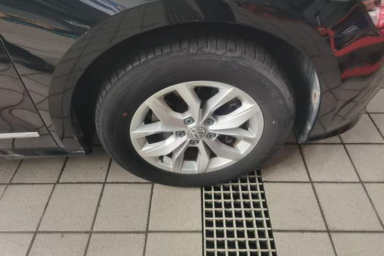 Used Volkswagen Passat 2017 280TSI DSG Luxury Edition Right Front Wheel Hub
