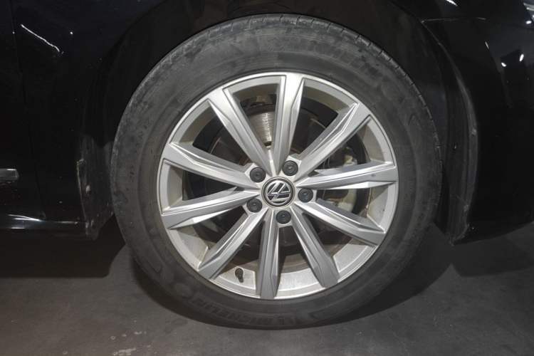 Used Volkswagen Passat 2017 330TSI DSG Luxury Edition Right Front Wheel Hub
