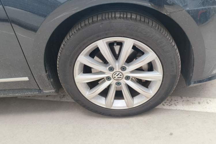 Used Volkswagen Passat 2017 330TSI DSG Luxury Edition Right Front Wheel Hub