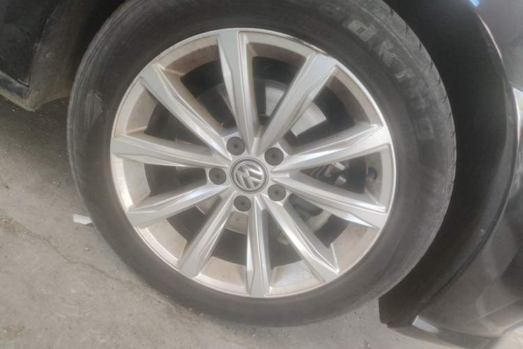 Used Volkswagen Passat 2017 330TSI DSG Luxury Edition Right Front Wheel Hub