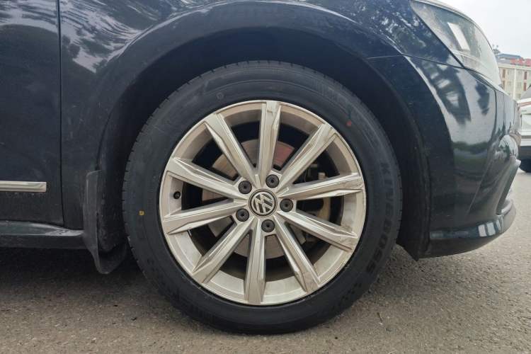 Used Volkswagen Passat 2017 330TSI DSG Luxury Edition Right Front Wheel Hub