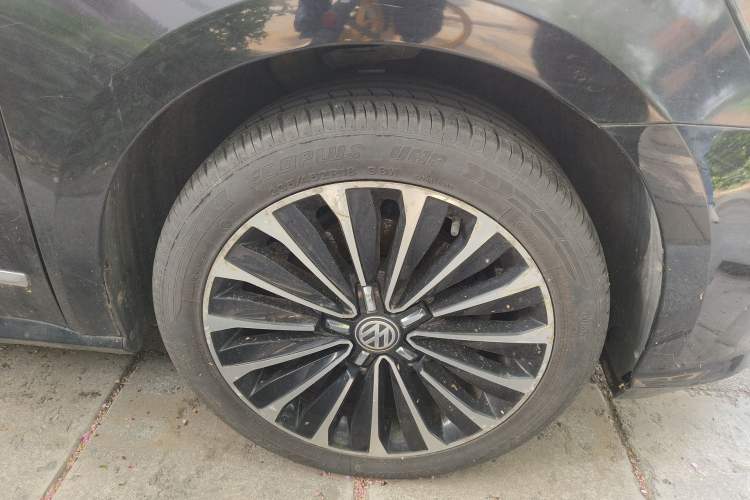 Used Volkswagen Passat 2017 330TSI DSG Prestige Edition Right Front Wheel Hub